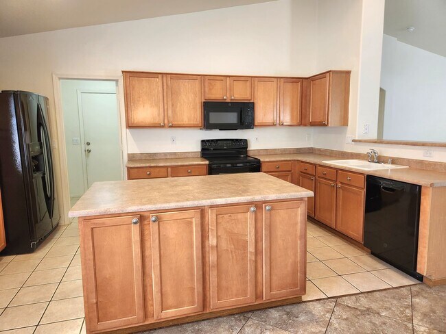 Building Photo - Beautiful 3 Bed/2 Bath with Pool!