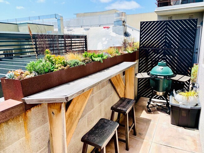 Building Photo - Live in the Heart of Little Italy! GORGEOUS 2BD/2BA Condo w/ Loft!