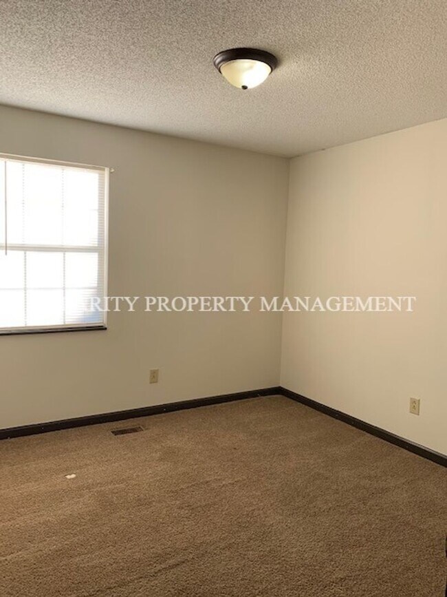 Building Photo - 2218 Cloverleaf Cir SE