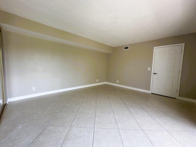 Building Photo - 303 Waterview Dr