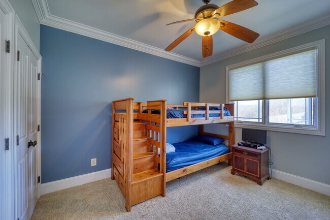 Building Photo - 137 N Ridge Ln