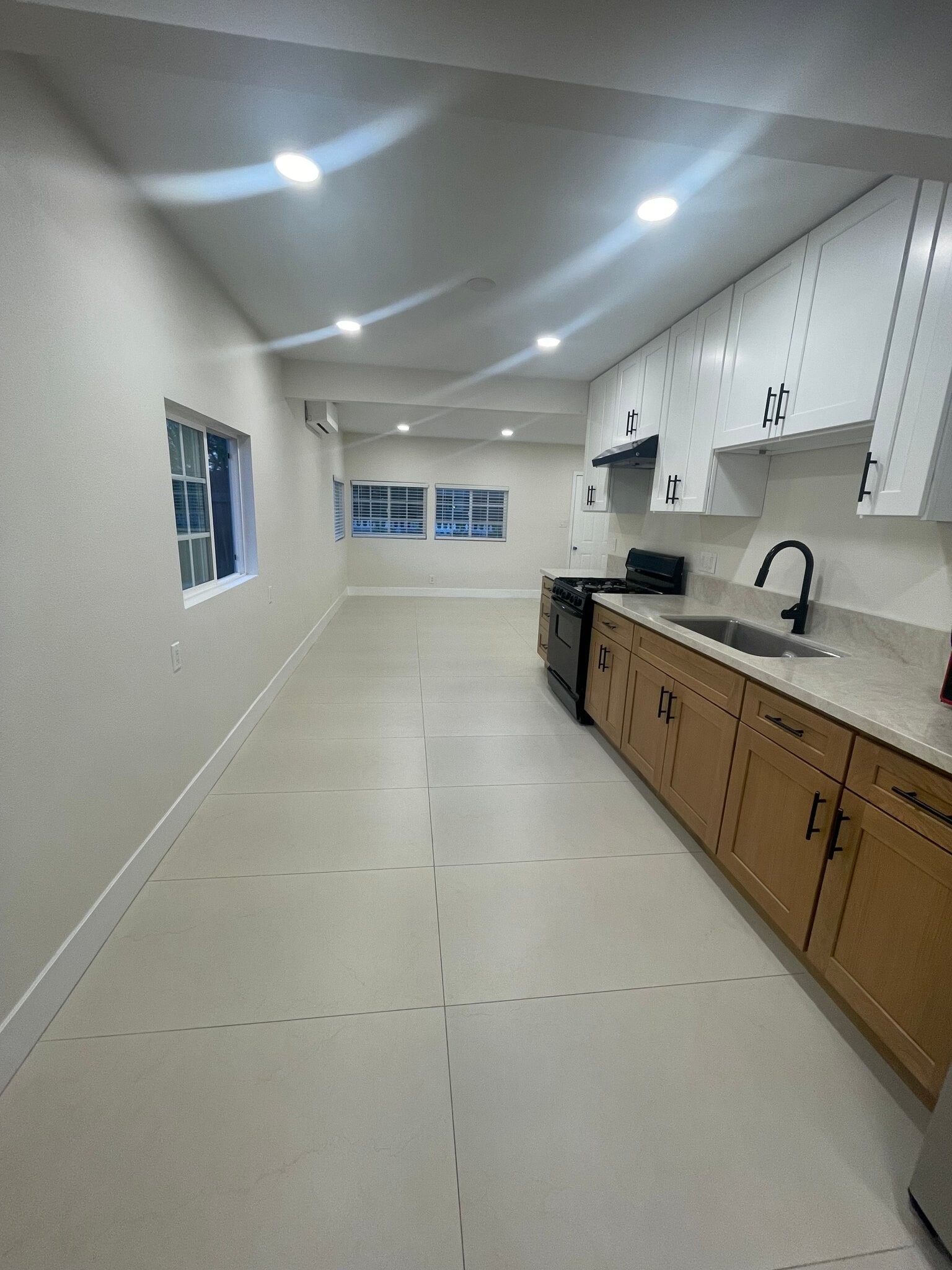 Building Photo - 3608 W Valencia Dr