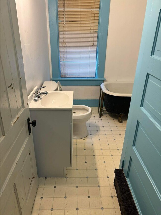 Building Photo - Cute 3 bedroom with basement and Detached ...