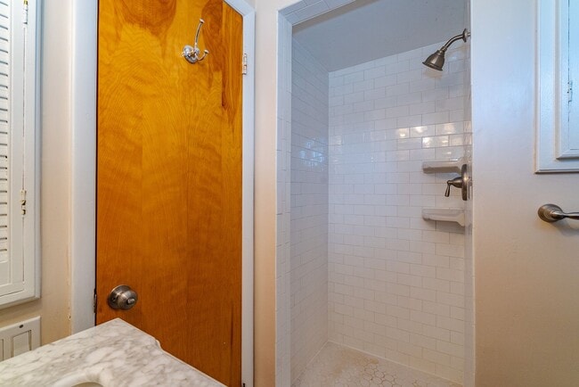 Building Photo - Gorgeous 4 Bed 3 Bath Brick Home In Serene Hollindale