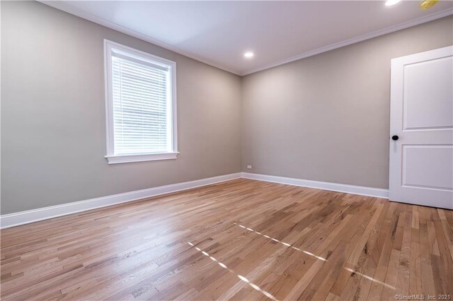 Building Photo - 140 Woodside Green
