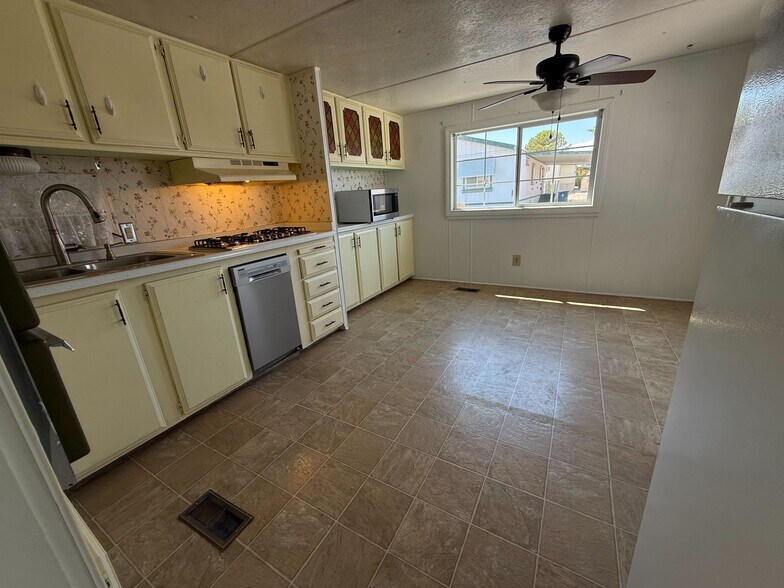 Building Photo - 3601 E Wyoming Ave