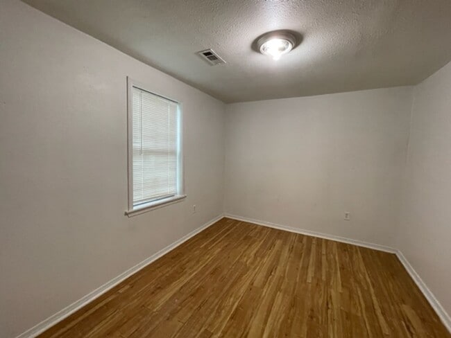Building Photo - Cute 2 Bedroom Available Now!