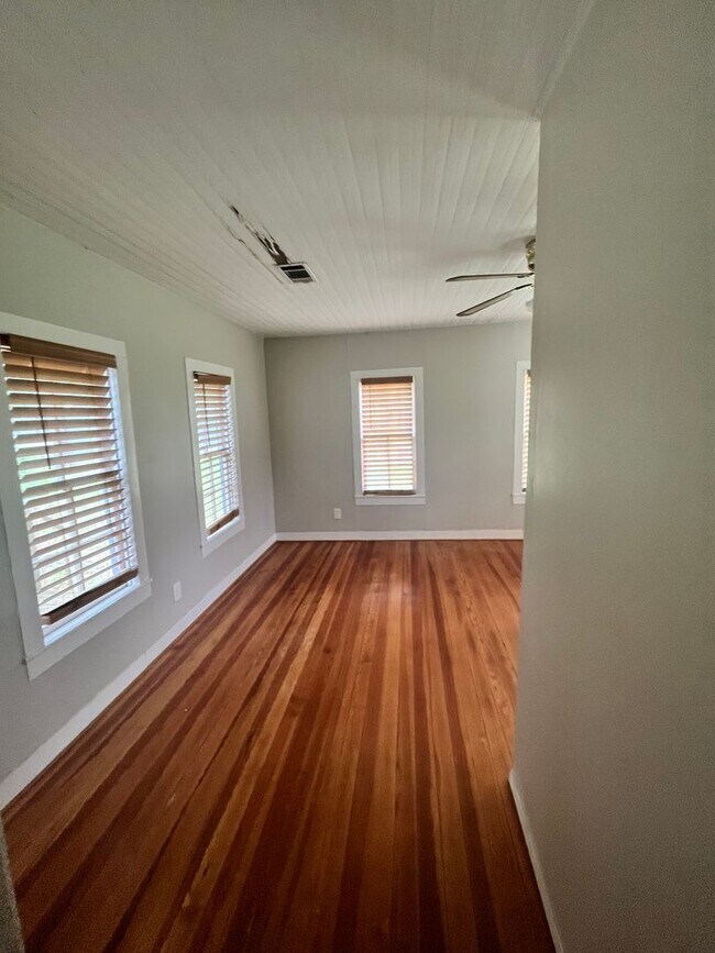 Building Photo - Beautiful 3/2 Farmhouse on Acreage