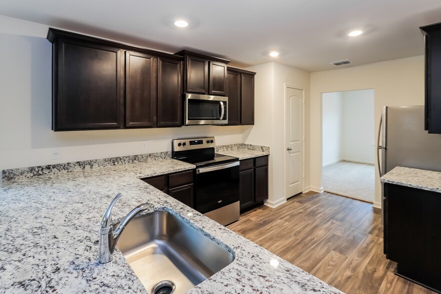 Building Photo - 7306 Lazy Cyn