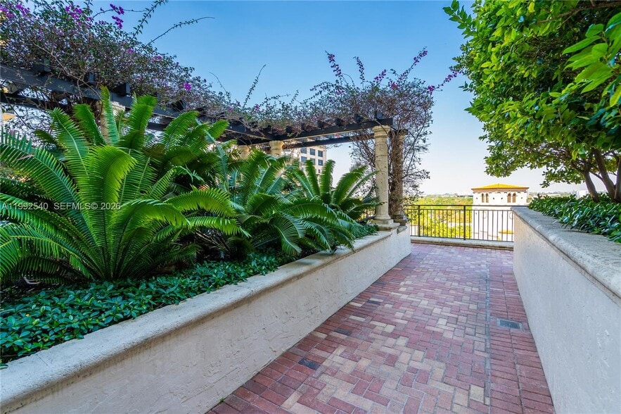 Building Photo - 888 S Douglas Rd