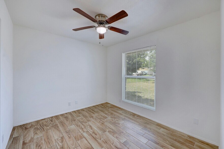 Building Photo - 703 Country Aire Dr
