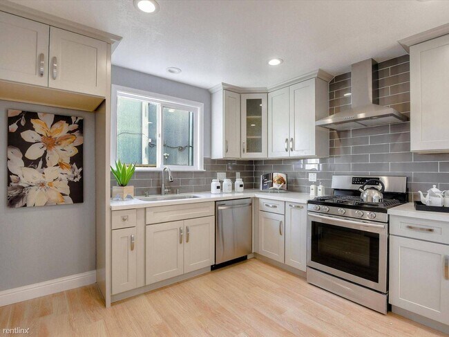 Building Photo - 4836 Serra Ave