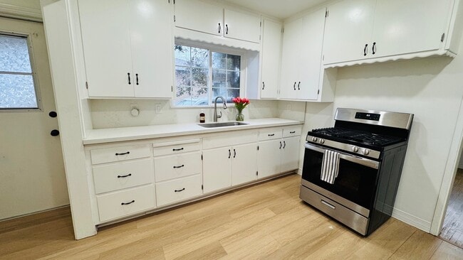 Building Photo - 613 E El Morado Ct