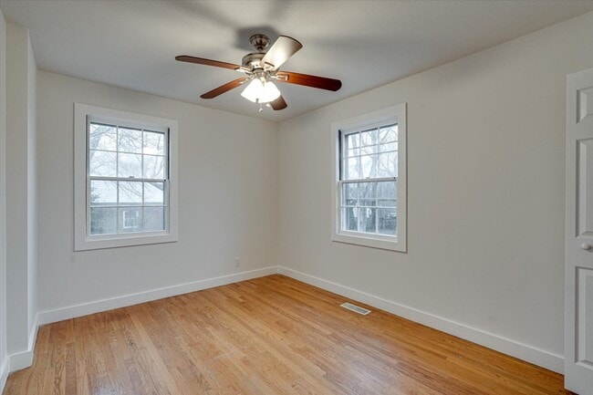 Building Photo - Charming East Ridge Rental – Spacious Yard, Updated Features & Pet-Friendly Living!