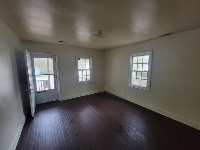 Building Photo - 2 Bedroom 1 Bathroom Duplex!