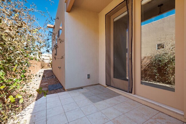 Building Photo - UNFURNISHED Gorgeous 2 Bedroom Home in Ran...