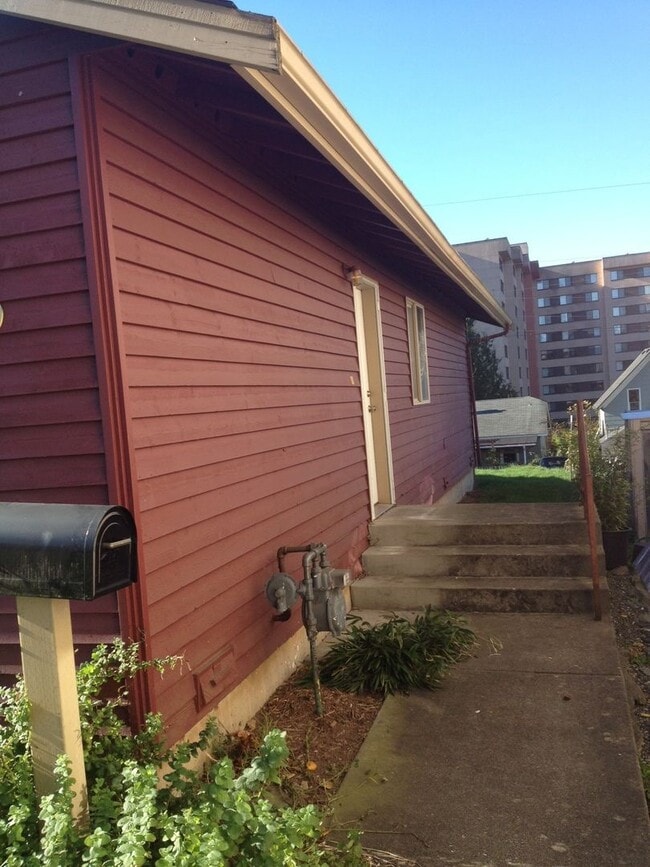 Building Photo - September Pre-Lease - 3bed/1bath