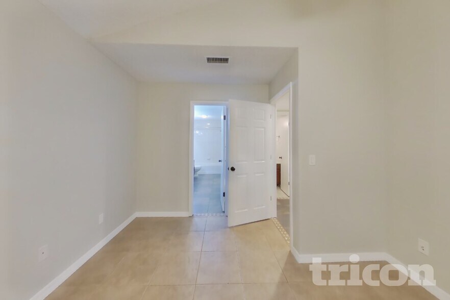 Building Photo - 419 E Springtree Way