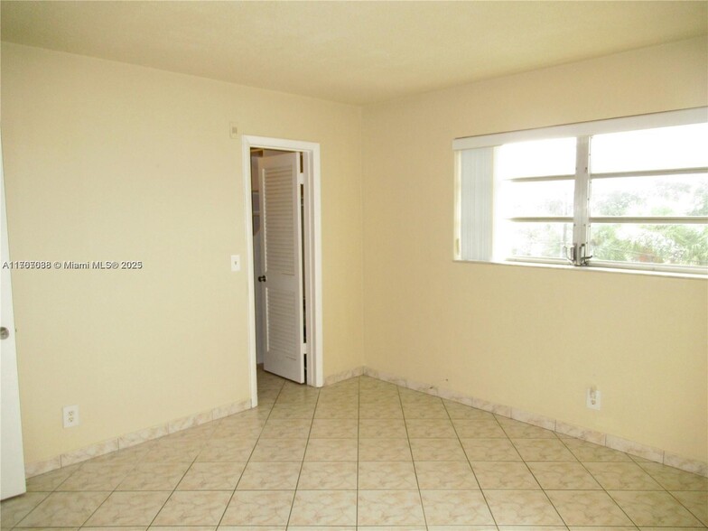 Building Photo - 581 Blue Heron Dr