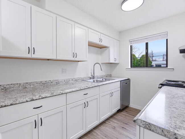 Building Photo - Modern 2 Bed, 1 Bath apartment, close to shopping.