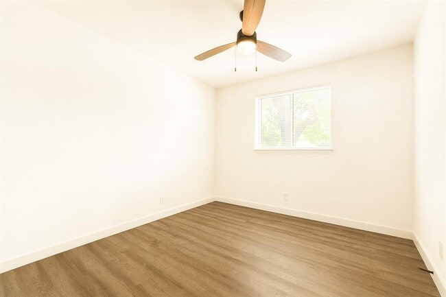 Building Photo - 1700 Garden Villa Dr