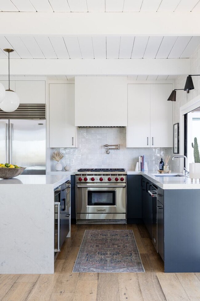 Building Photo - Great private location from this Fully ren...