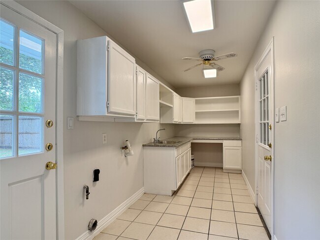 Building Photo - 5139 Indigo St
