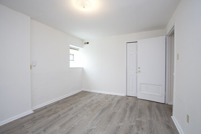 Building Photo - 3954 N Janssen Ave