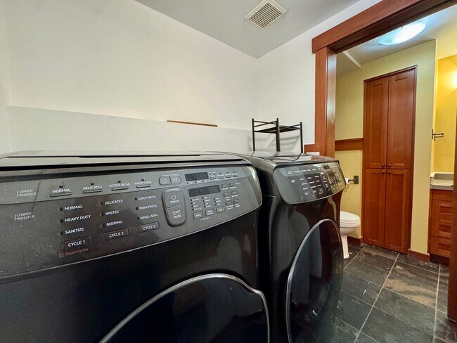 Building Photo - Queen Anne Home