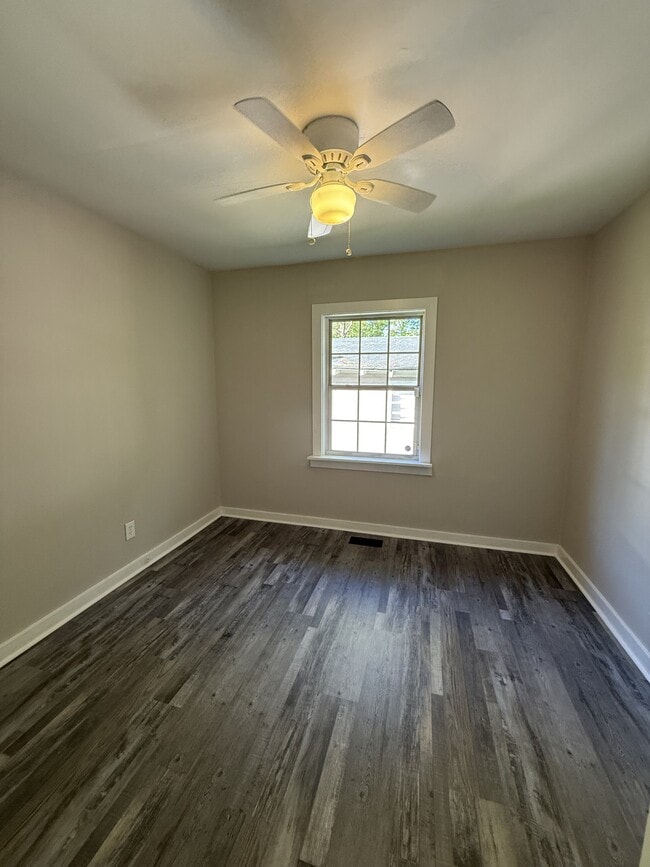 Building Photo - 923 Woodward Rd