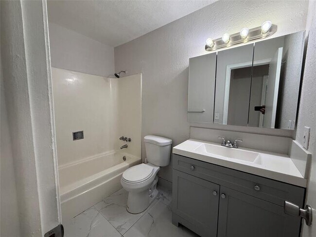 Building Photo - 511 W Kalmia Dr