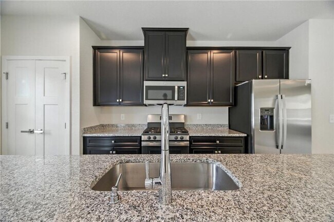 Building Photo - Newer Townhouse for lease