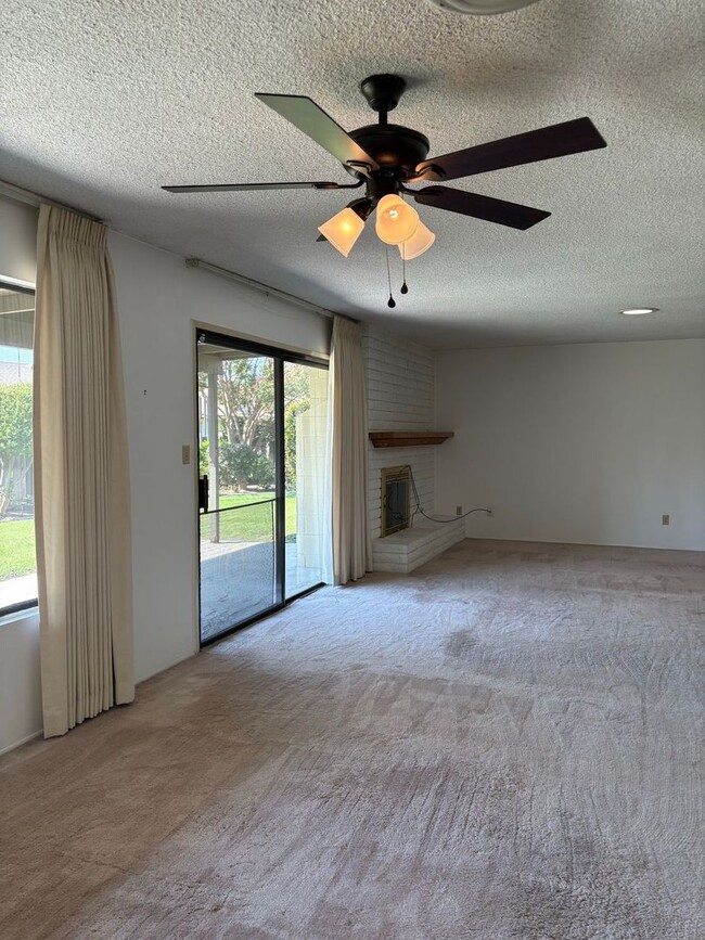 Building Photo - 2-Bed, 2-Bath Condo in Bakersfield | Garag...