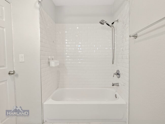 Building Photo - 5580 Dream St