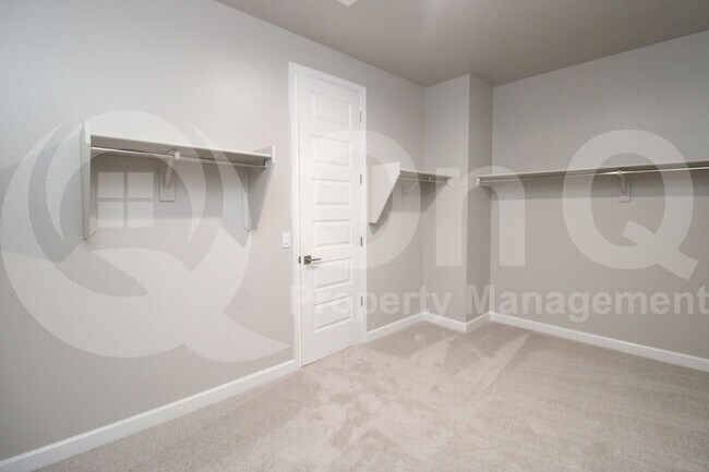 Building Photo - 5976 E Quail Ave