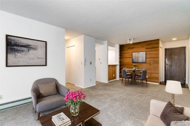 Building Photo - Bellevue Manor Condo, Great Location acros...