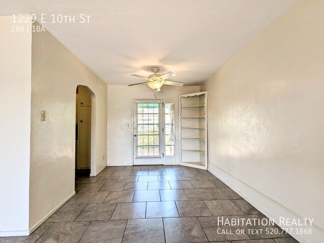 Building Photo - Pre-Lease!! Spacious 2 bed/1 bath Universi...