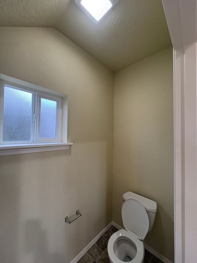 Building Photo - 3 Bedroom Duplex on Bailey Hill Rd