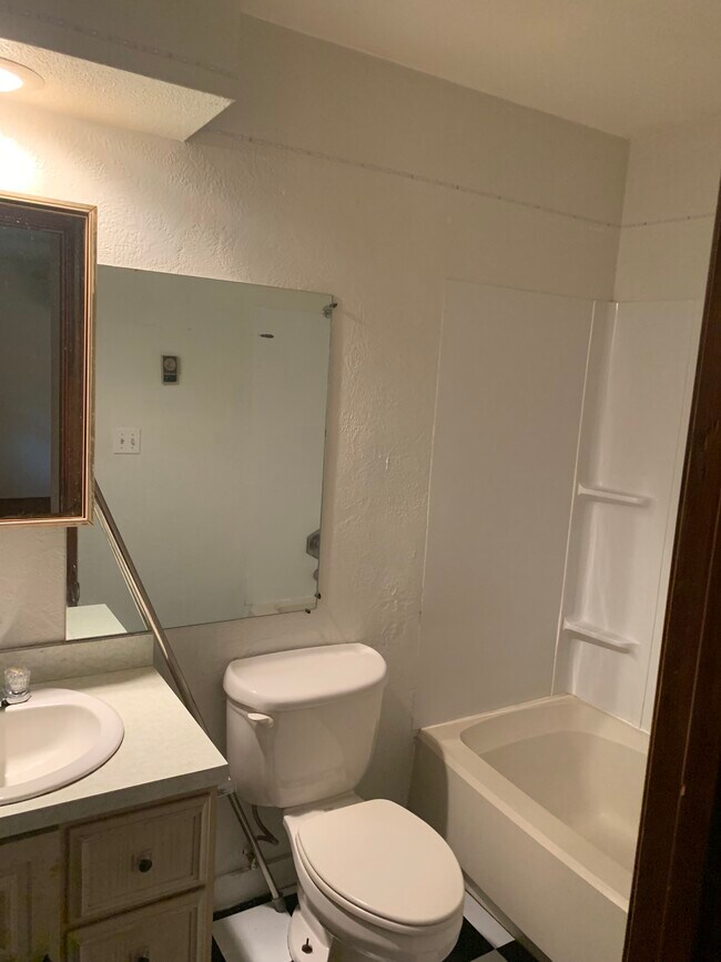 Building Photo - 1112 Hidden Valley Dr