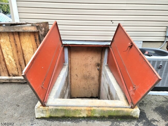Building Photo - 409 Market St