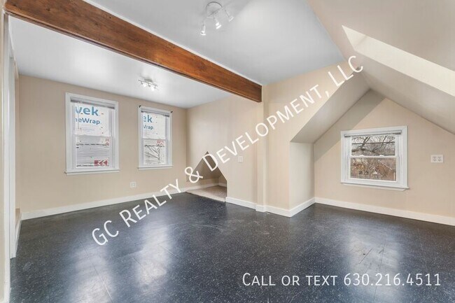 Building Photo - 1726 N Sawyer Ave