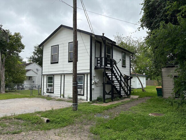 Building Photo - Your dream home awaits!