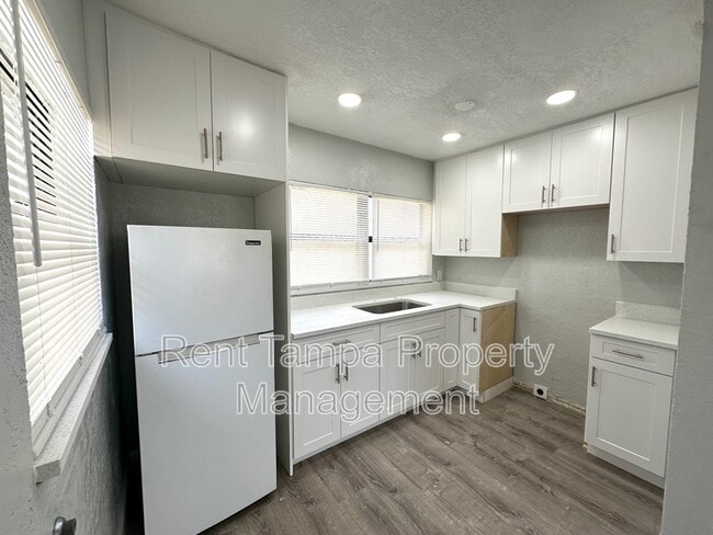 Building Photo - 1036 1/2 19th Street South - Upper