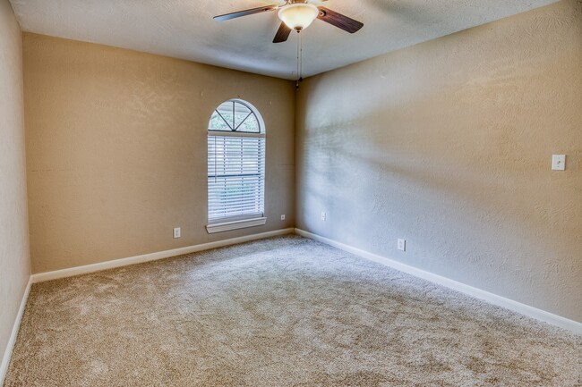 Building Photo - 216 Duerr Dr