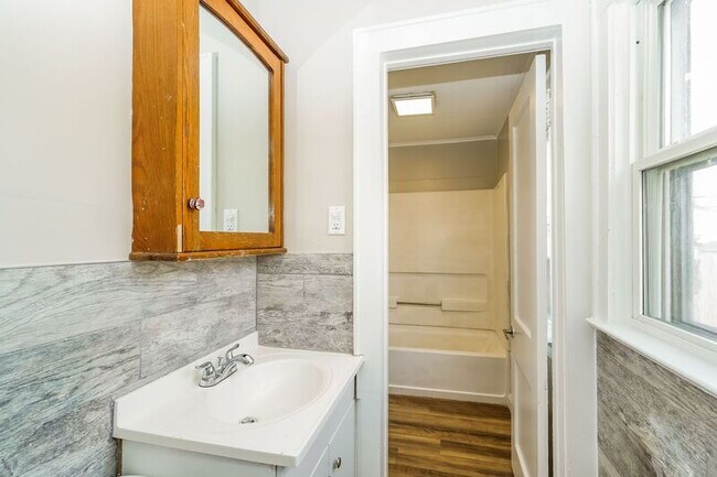 Building Photo - 833 Clardendon Avenue: Front