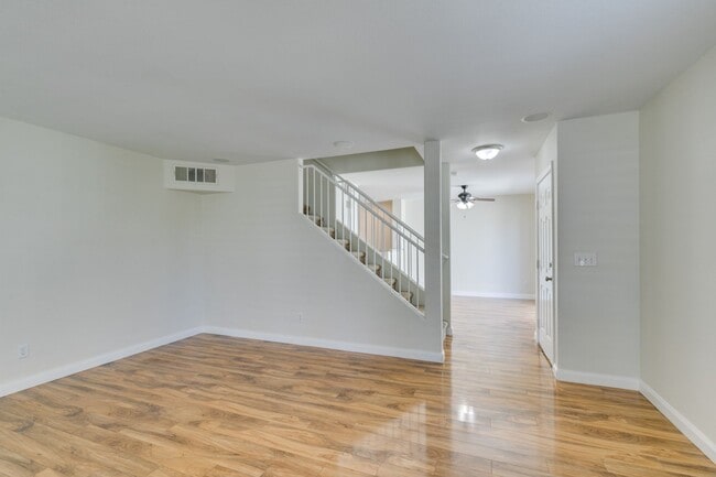 Building Photo - 3 Bedroom 2.5 Bathroom Townhouse in Henderson.