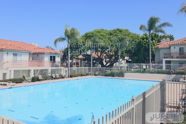 Building Photo - 3 Bed, 2 Bath Condo Near the Beach