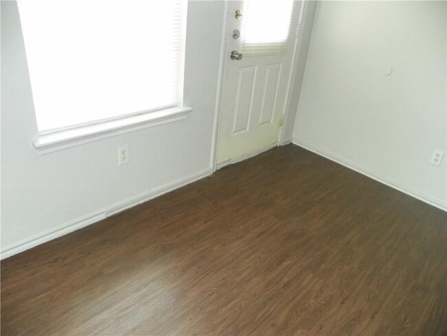 Building Photo - 2221 Creekside Ln