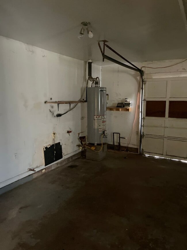 Building Photo - 3 bed 2 bath 2 car garage home!