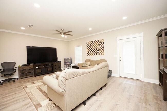 Building Photo - Newer Townhome Conveniently Located Near E...